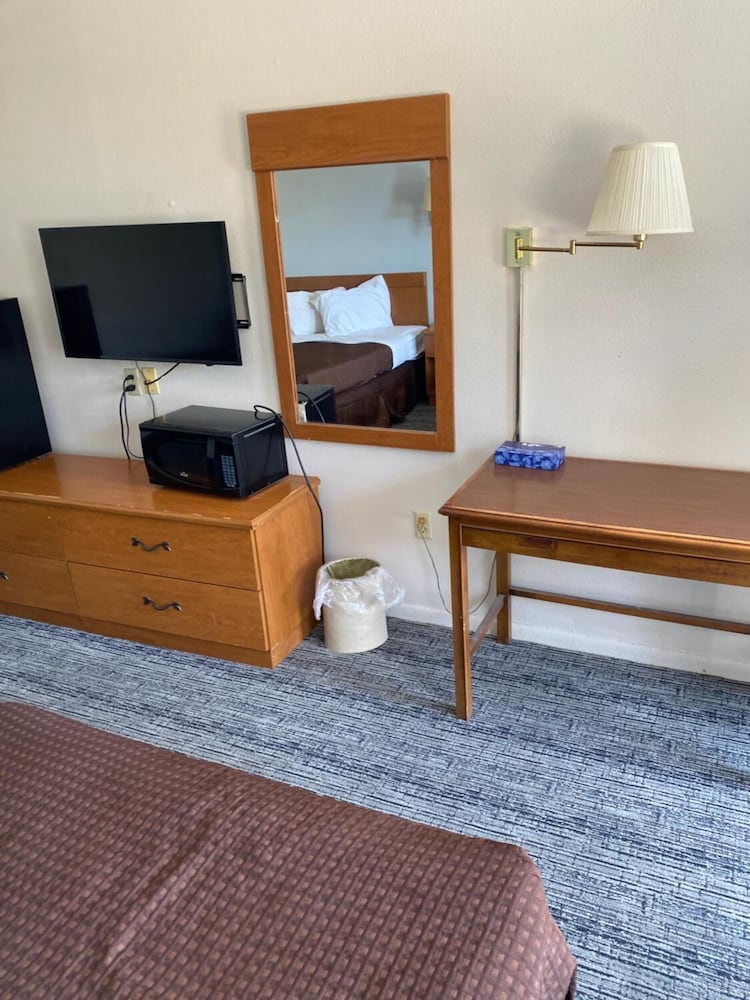Americas Best Inn Brinkley view 5