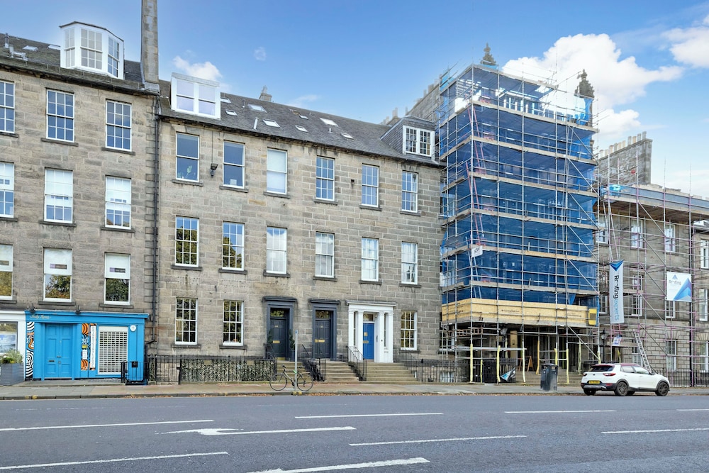 Contemporary Apt in the New Town