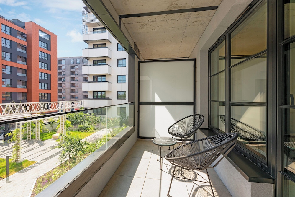 Doki Living - Foodhall & Parking by Downtown Apartments