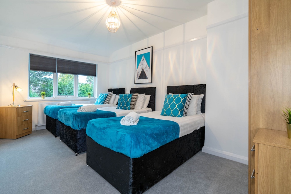 Stylish Three Bedroom House With Garden in Birmingham Suburb view 2