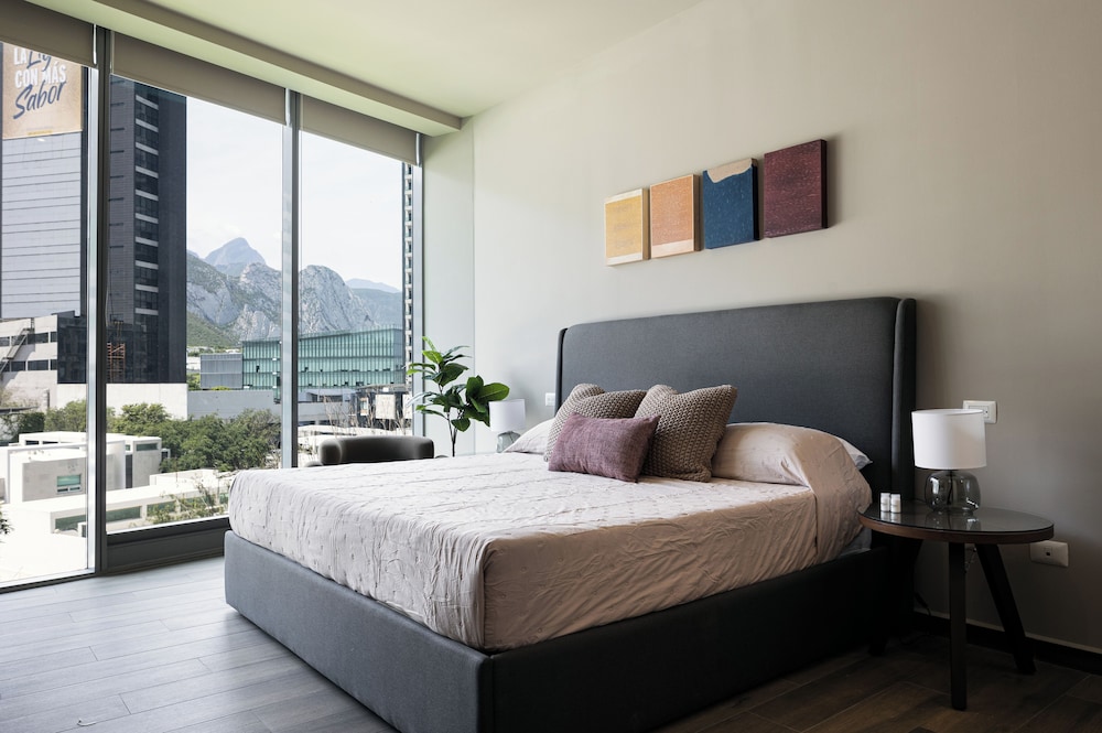 Modern Apts w Pool & Mountain View