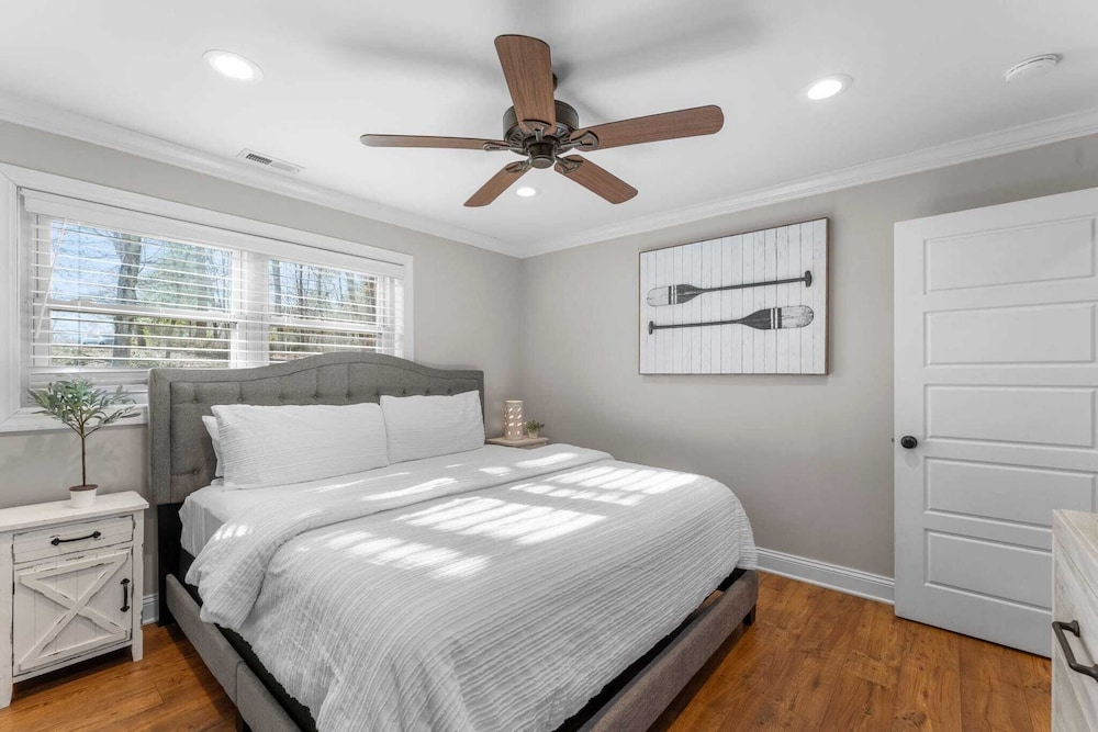 Waking Up Norman Lakefront Getaway, Fire Pit & Lake Views