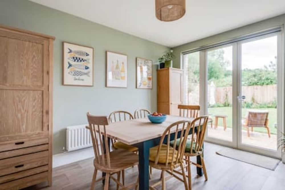 Family-friendly Getaway - Garden Parking Sleeps 7