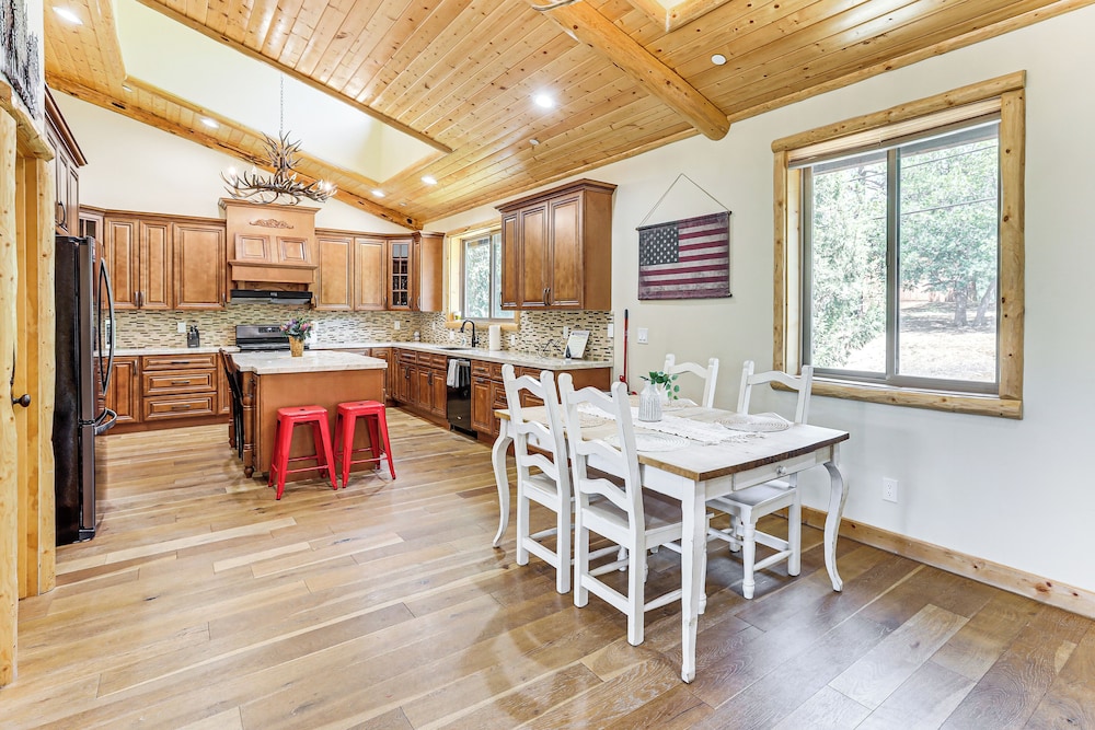 Hot Tub + Game Room: Mtn-view Retreat in Big Bear!