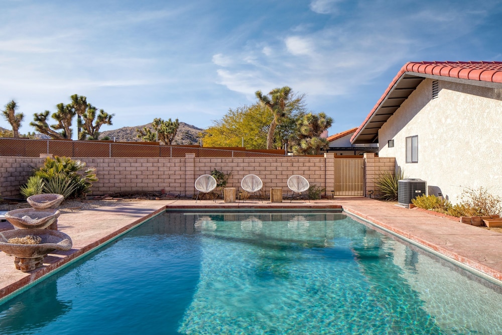 Lava Rocks by Avantstay Gorgeous Desert Haven w Pool Hot Tub Fire Pit Ping Pong