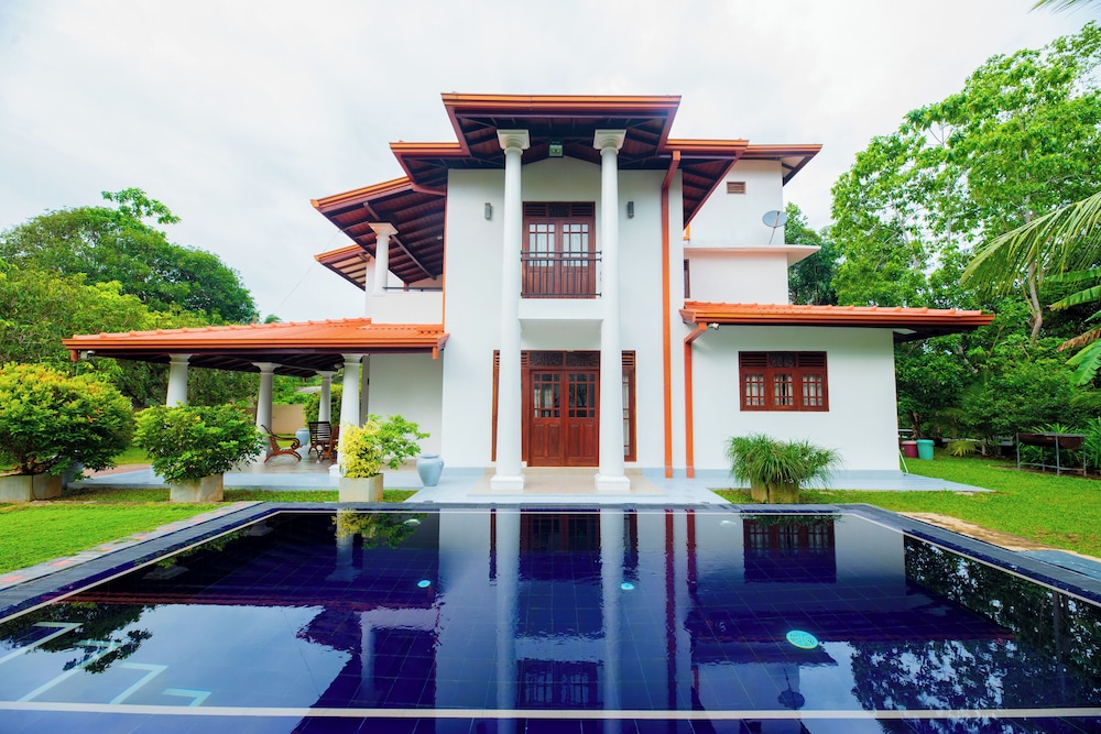 Villa Almond Leaf