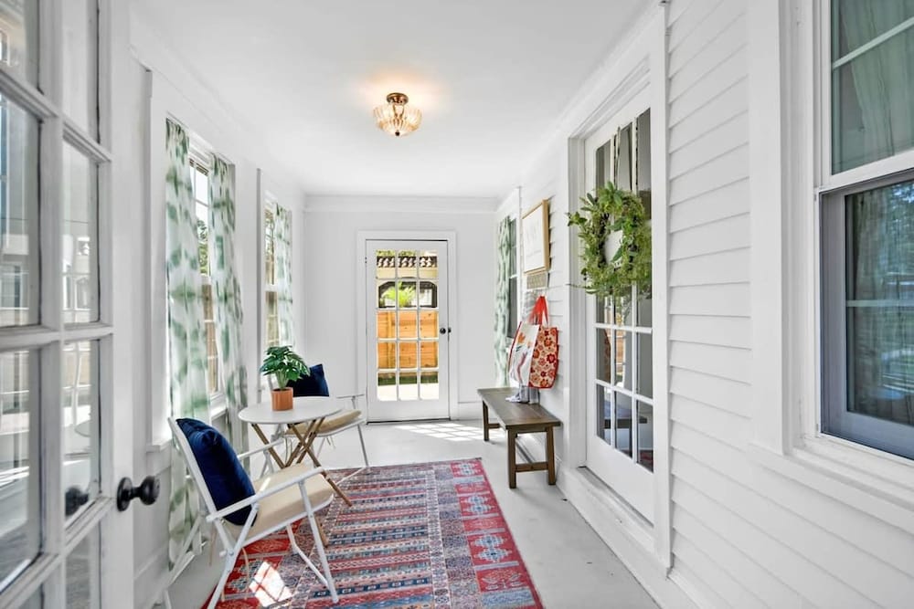Newly Renovated Whimsical Cottage 2 Beds Hot Tub