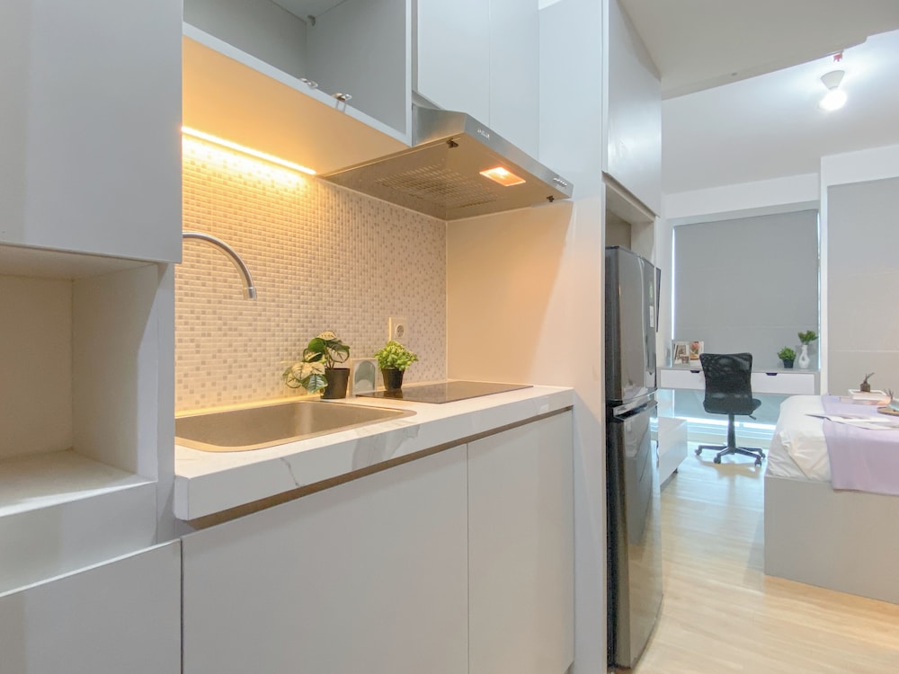 Warm Studio At Tifolia Apartment