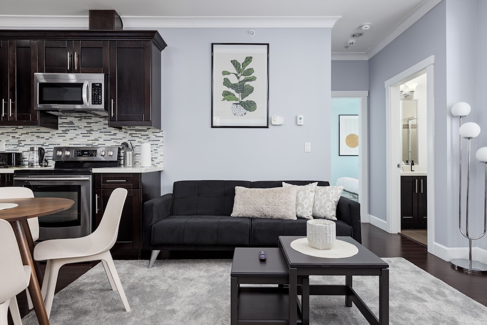 192 East 44th Ave