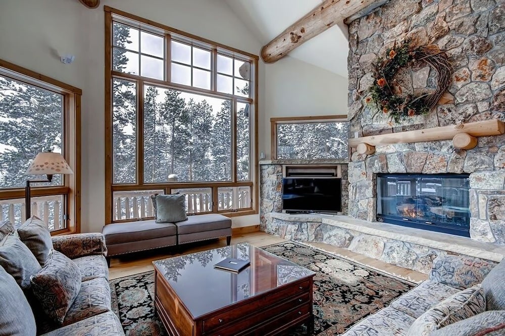 Dunkin Hill Lodge 5 Bedroom Home by RedAwning