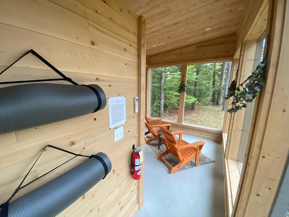 Brattleboro Vacations - Vermont Mirror House - Property Image 17