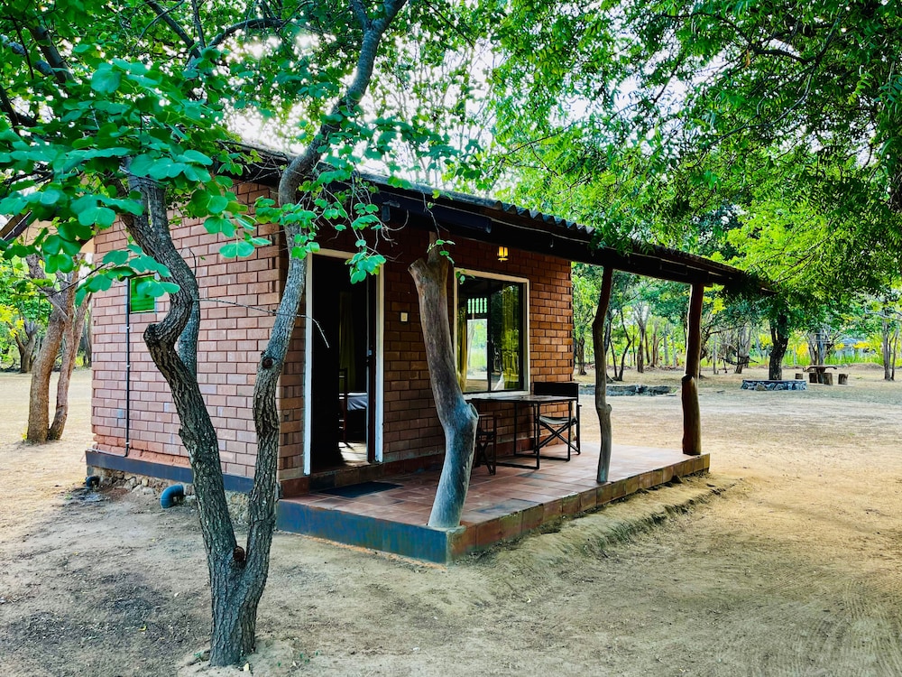 Funky Leopard Safari Lodge Bordering Yala National Park - Hostel