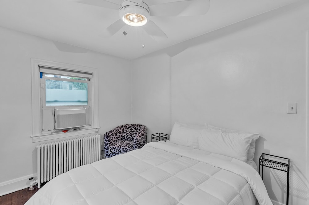 Cozy Getaway Quiet Neighborhood Near Dt 2 Bedroom Townhouse
