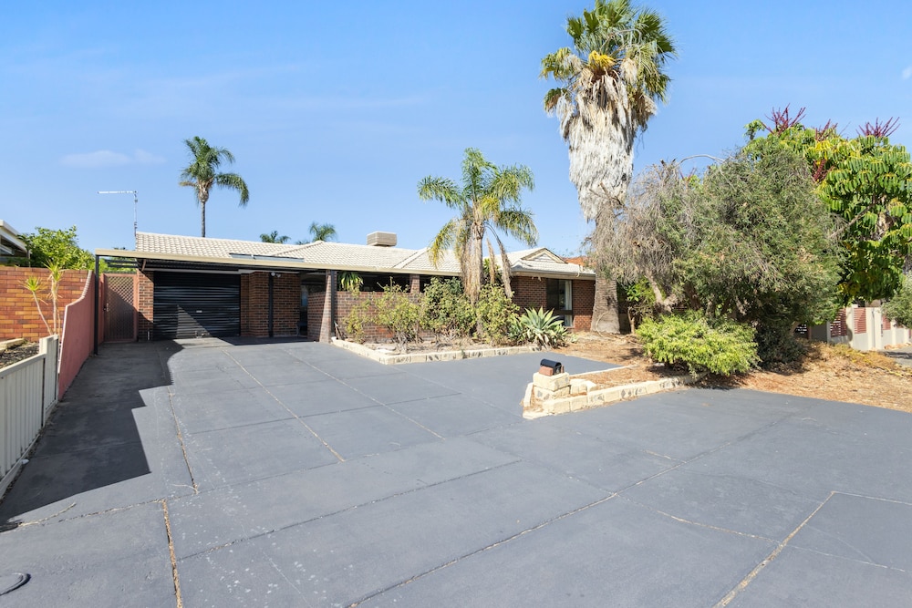 4BR Pool House Close to Shops