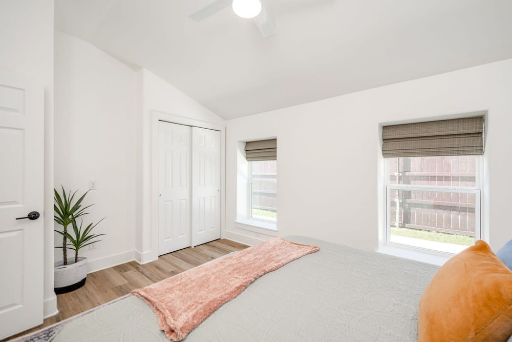 Modern 3 2 two Kings hot tub Fire pit 16min to Wine Trail Nearby Pickleball Courts Pools