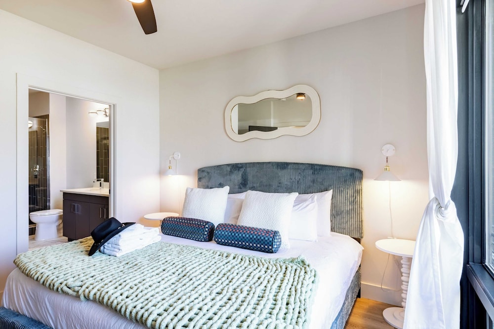 Sleeps 24 4 Modern Midtown Apartments w/ Gym + Pool Walkable to Shops & Eats
