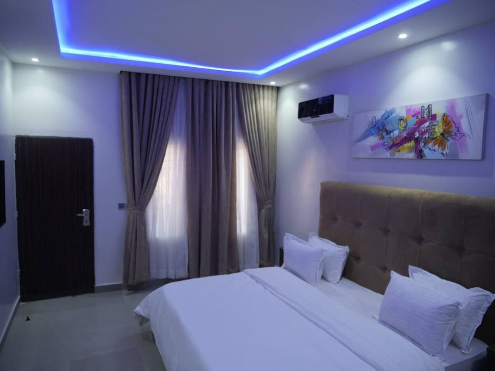 Luxury House - Sleeps 8 & Free Parking view 3