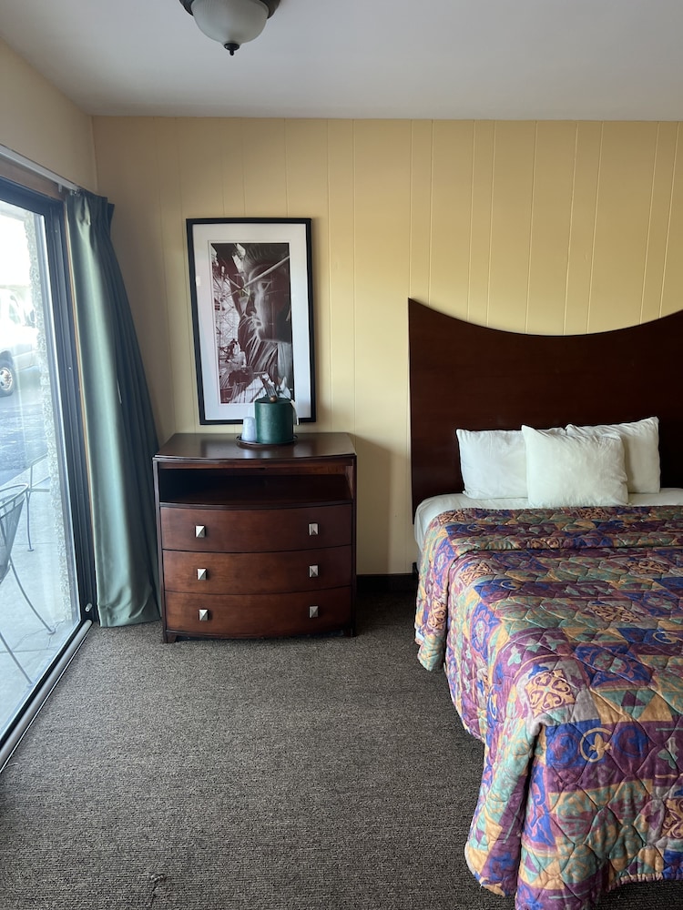 All Star Inn & Suites
