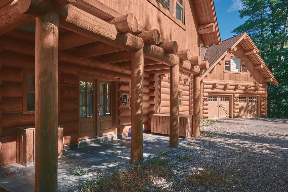Executive Plus 89 - Luxurious log Home With Private hot tub Pool Sauna and Close to Activities