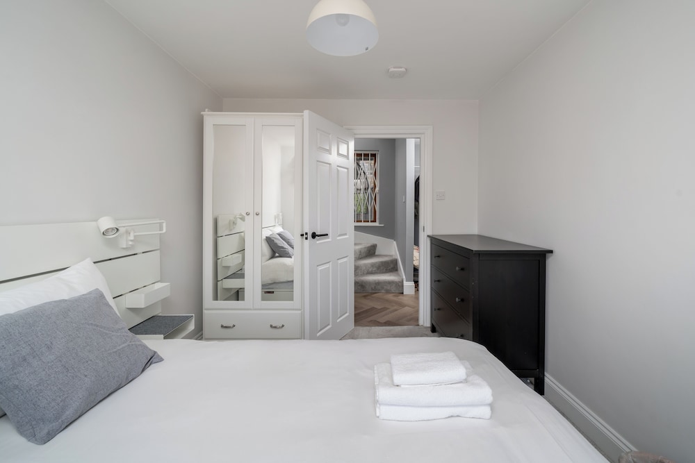 Chic 2BR Battersea Flat - Terrace & Pet-Friendly