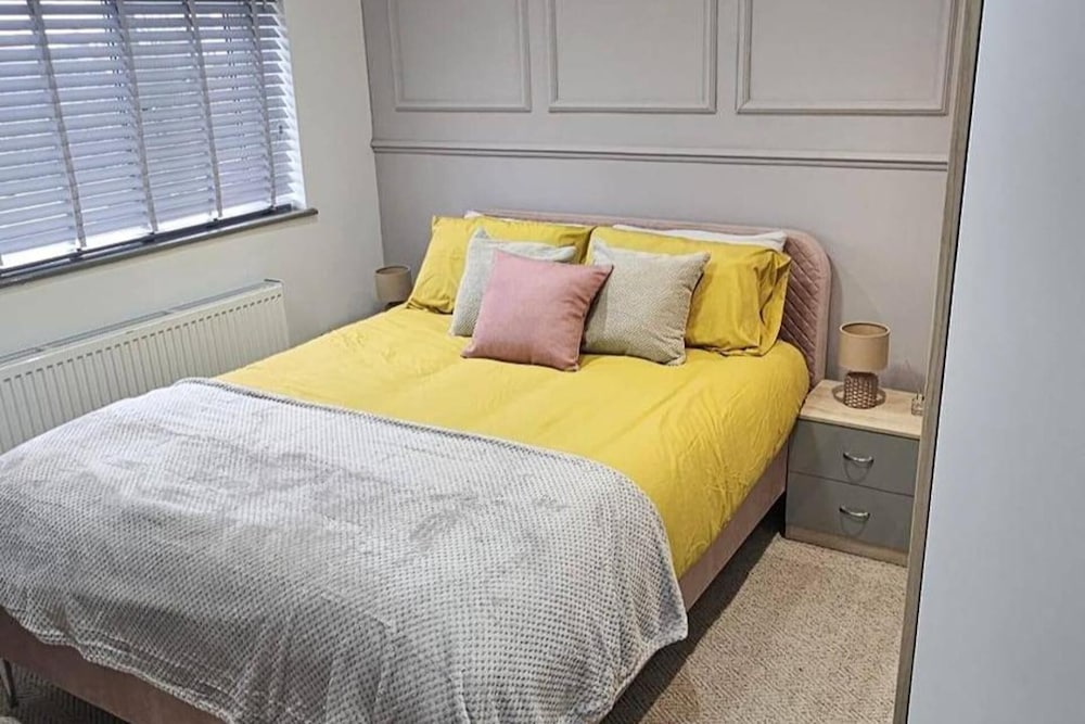 Chester - 4 Bed House Free Parking