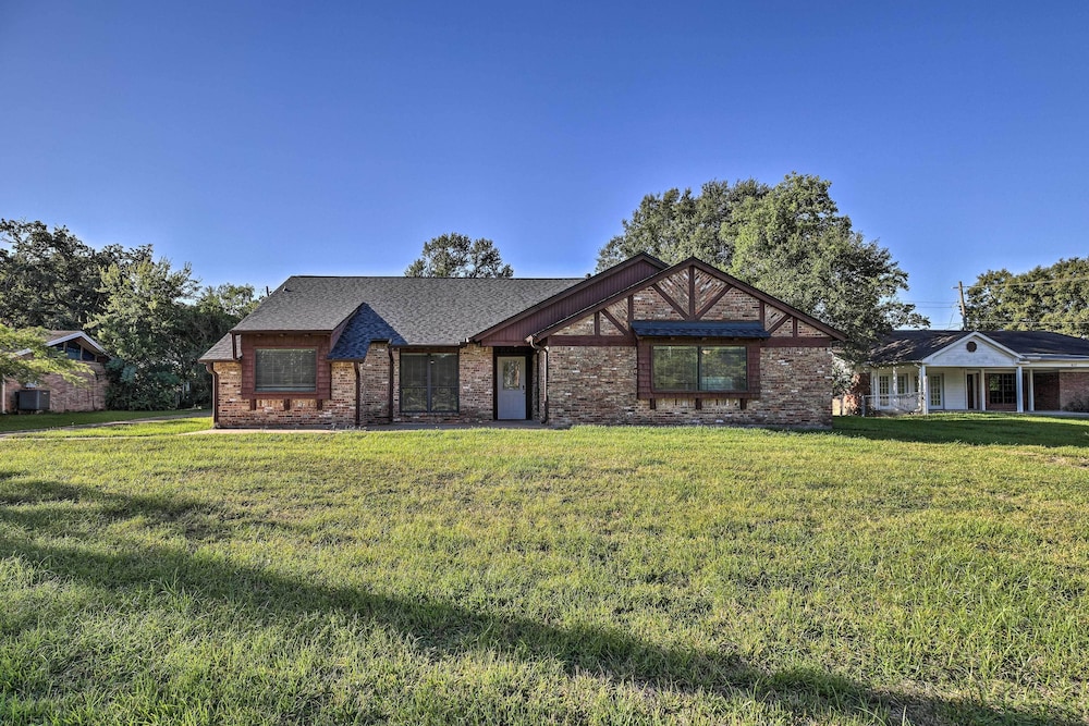Spacious Seabrook Home w/ Patio: 1 Mi to Beach! view 5