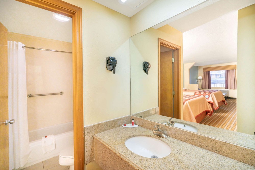 Super 8 by Wyndham North Little Rock/McCain view 5