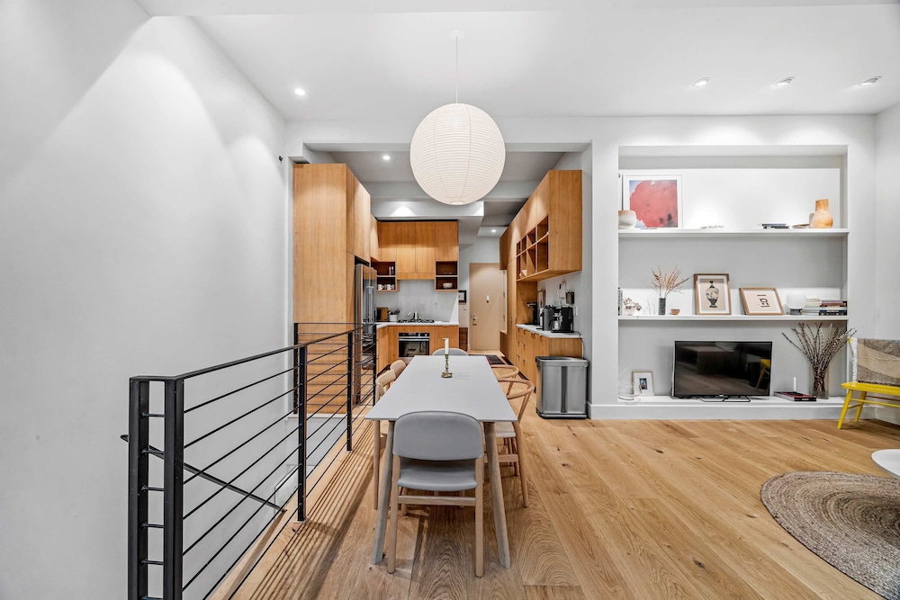 Havemeyer by Rove Travel Duplex Loft w Terrace