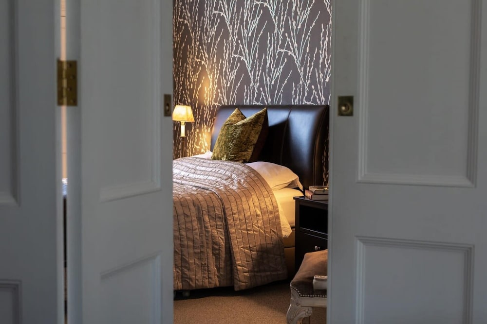 Light-filled Period Apartment - Central Bath