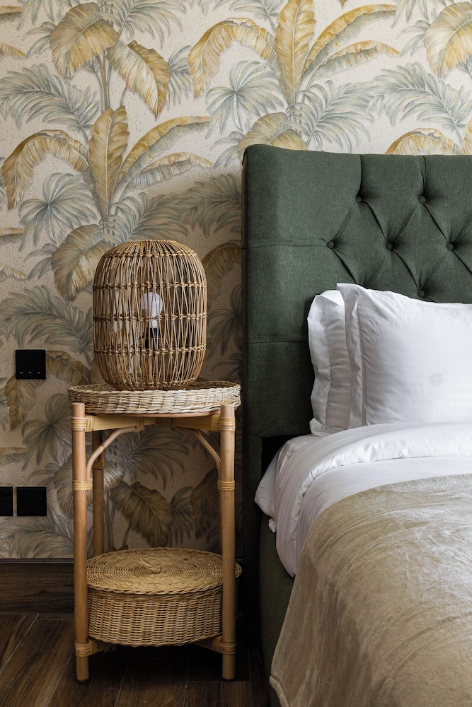 SIMPLY COMFORT Urban Chic Suites in J One Tower City & Canal Views