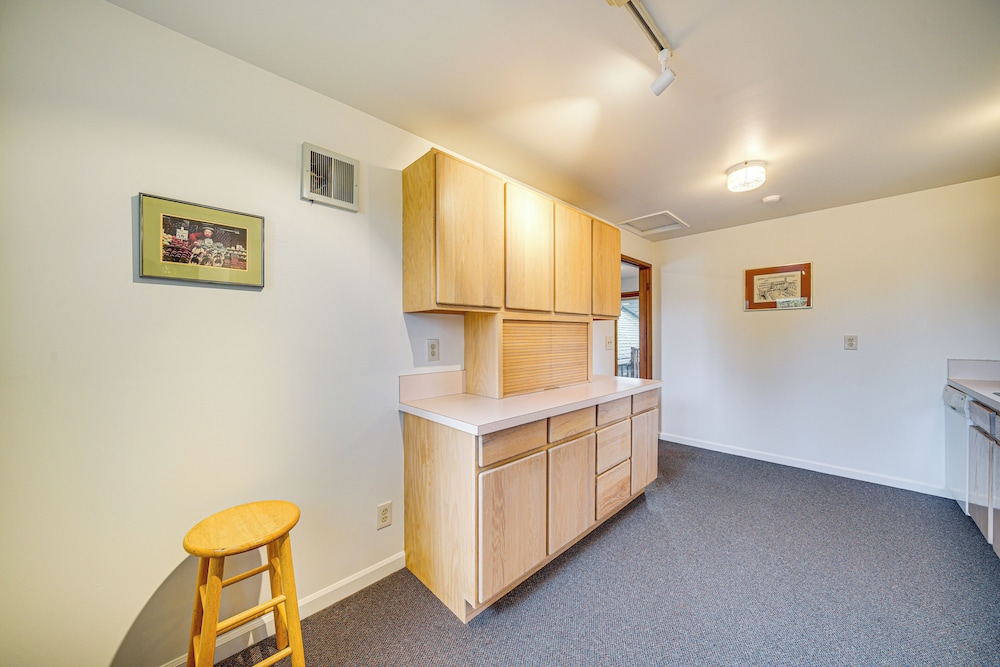 2 Mi to Burien: Peaceful Studio w/ Deck!