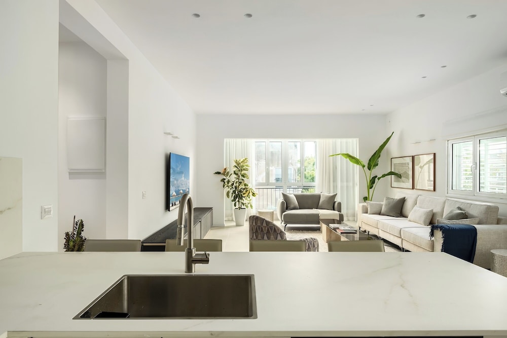Central & Bright Getaway by Sea N' Rent