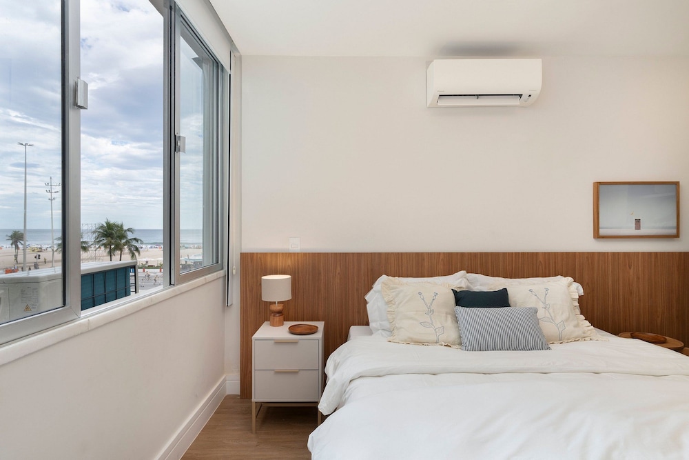 Copacabana – Av. Atlântica | 4 quartos, Vista Mar, 1 min praia de Copacabana - por Casapē Rio