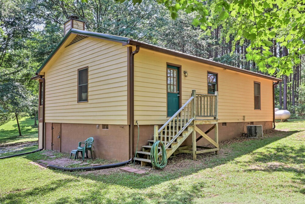 Cozy Pine Mountain Cabin w/ Screened Porch & Yard! view 3