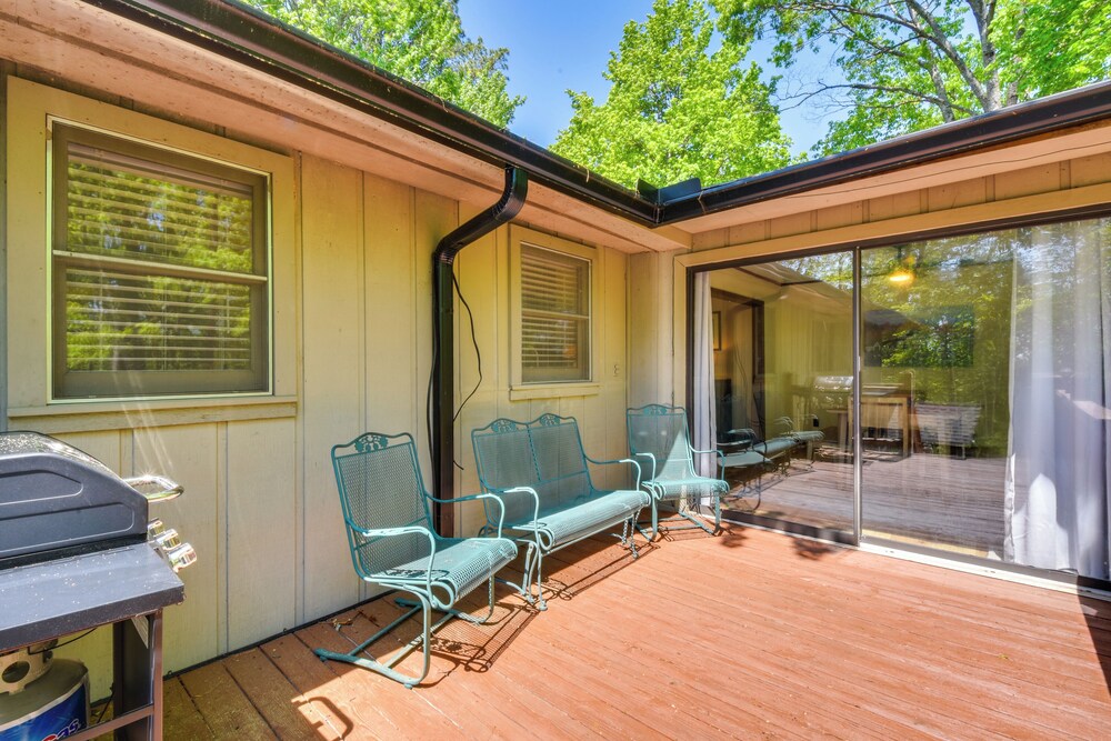 Deck & Game Room: Mountaintop Hideaway in Tiger!
