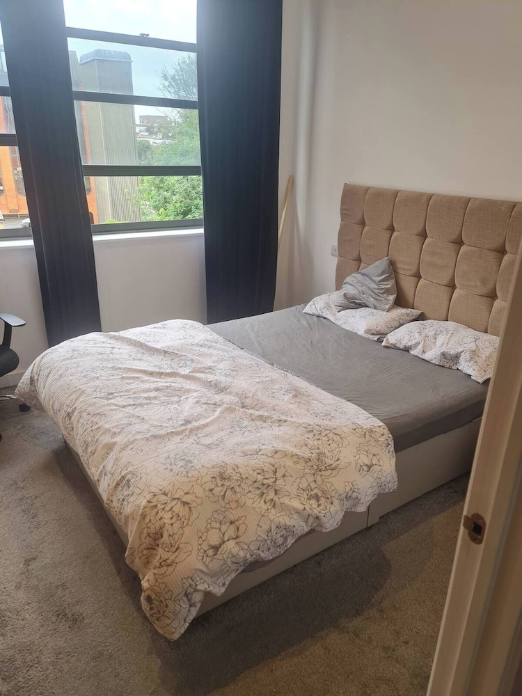 2 Beds Flat Centrally Located 2 Mins From Station