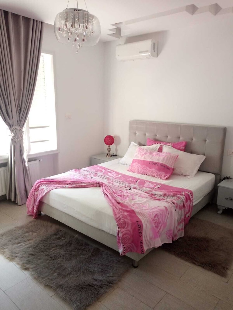 Cosy Flat for Your Honeymoon view 3