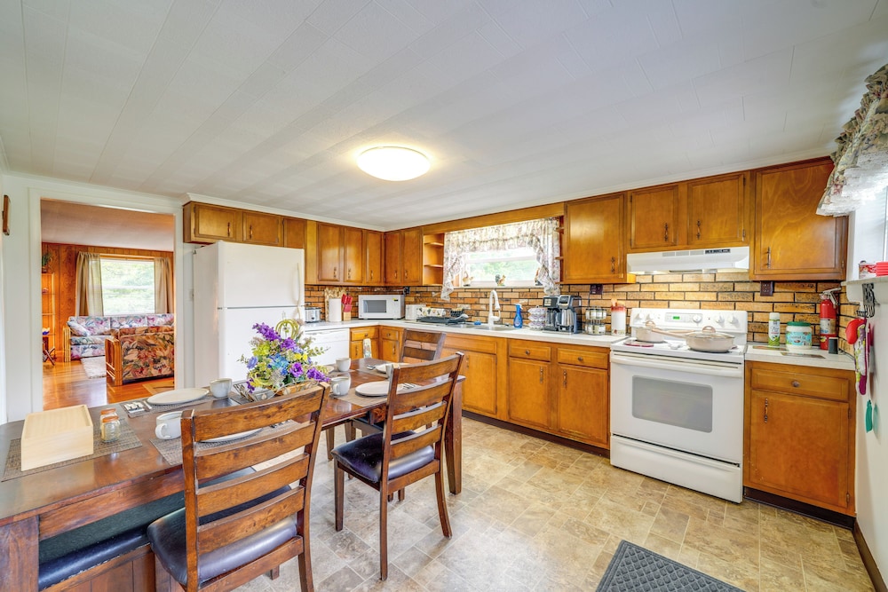 4 Mi to Off-road Park: Beckley Area Townhome