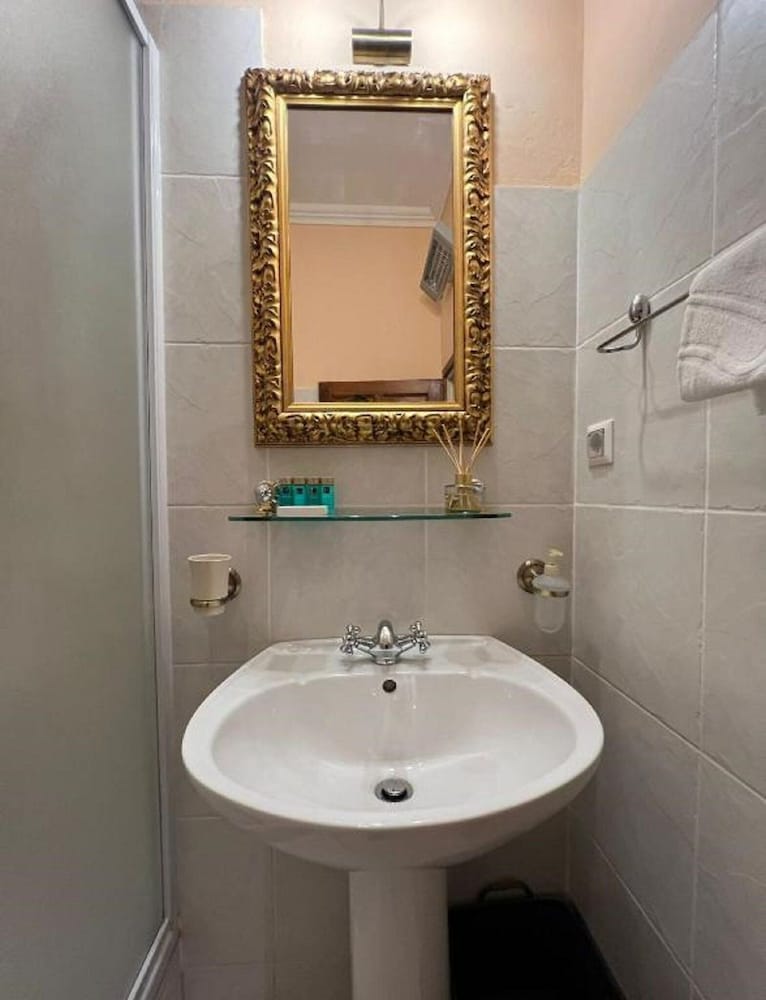 Amoret Apartments