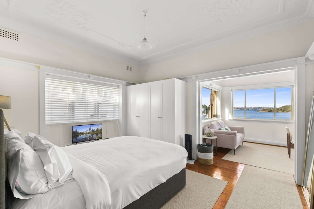 Fairlight 2-bed Apartment Steps From the Beach