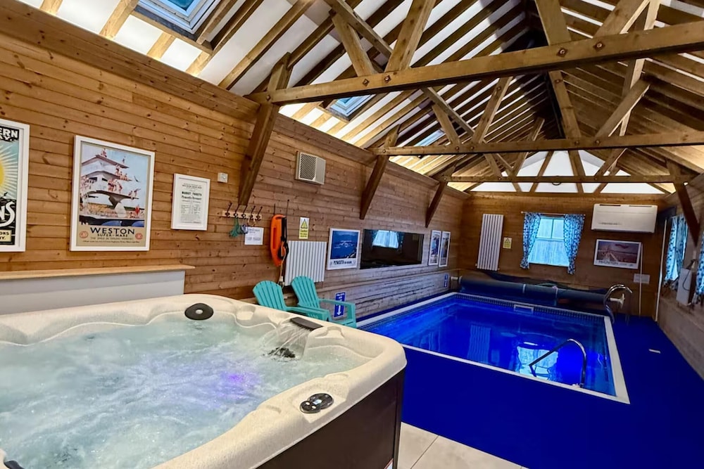 1 Bed Cabin-sleeps 2, Hot Tub, Garden, Pets, Views