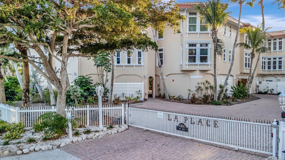 Beachfront With Private Balcony Heated Pool and Spa