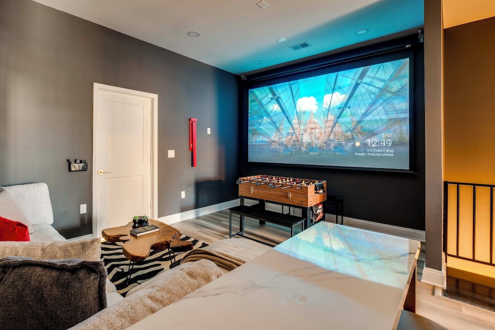 1 Mi to Dtwn: Hot Tub Haven in Richmond!