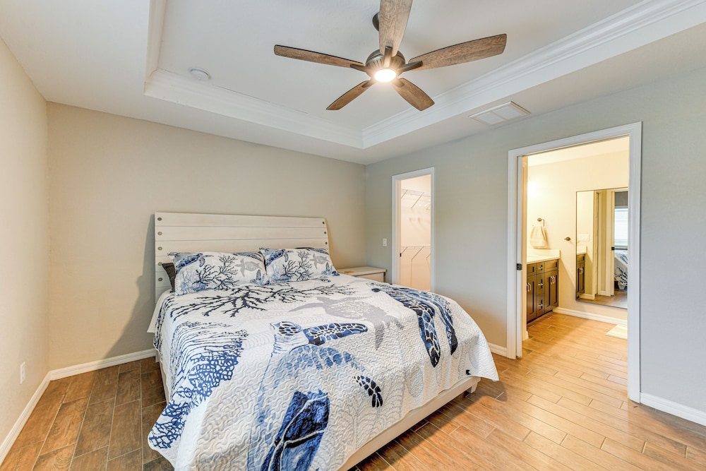 3 Mi to Public Beach: Port Charlotte Getaway!