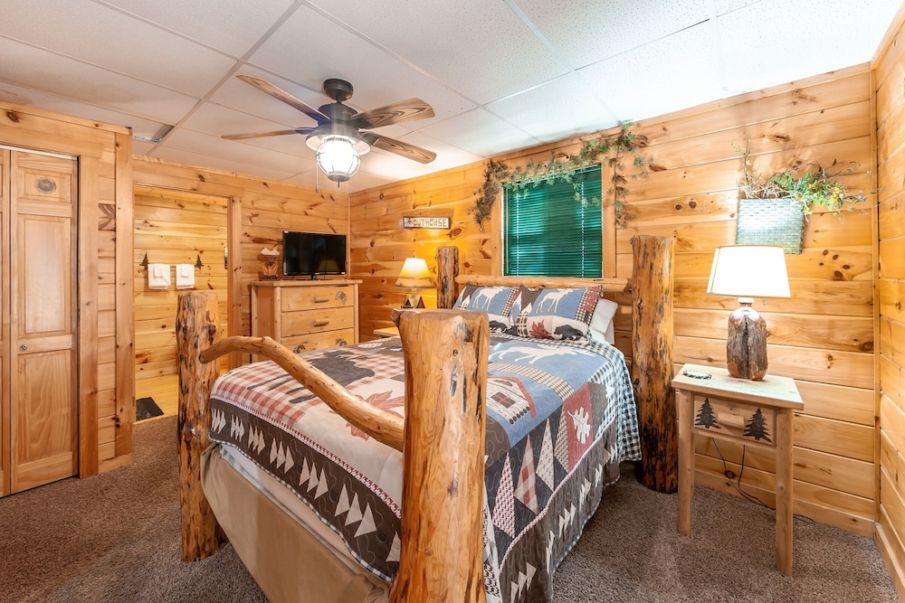 Moose Tracks 3 Bedroom Cabin by RedAwning view 5