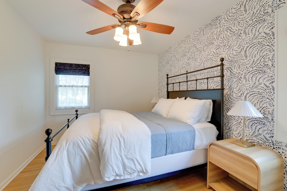 Home 8 Mi to Dtwn Minneapolis! Pet-friendly Yard