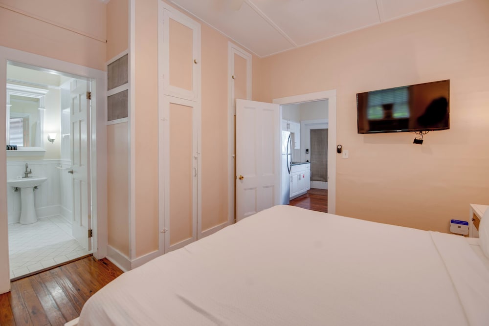 Banana's Foster Guesthouse