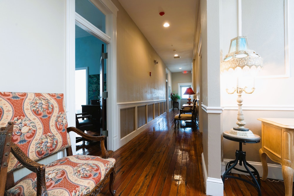 Oak Tree Hotel