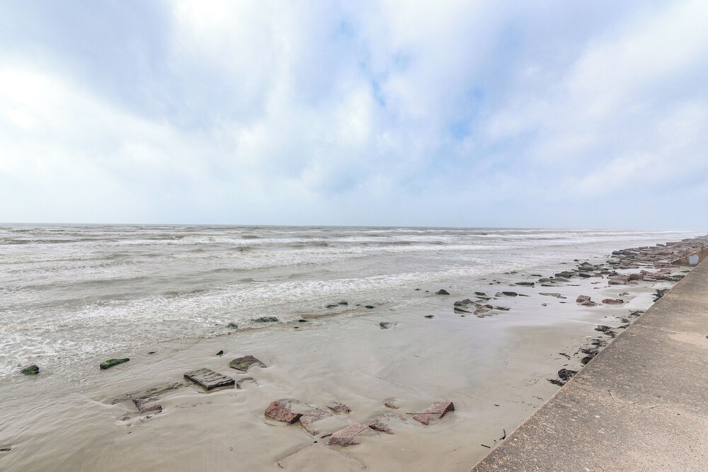 Walk to Galveston Beach: Family Condo w/ Pool