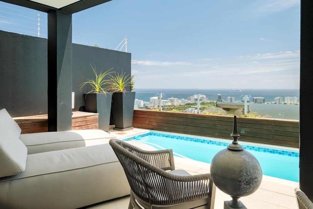 Top Urban Escape w Pool and Ocean View Villa Alexa